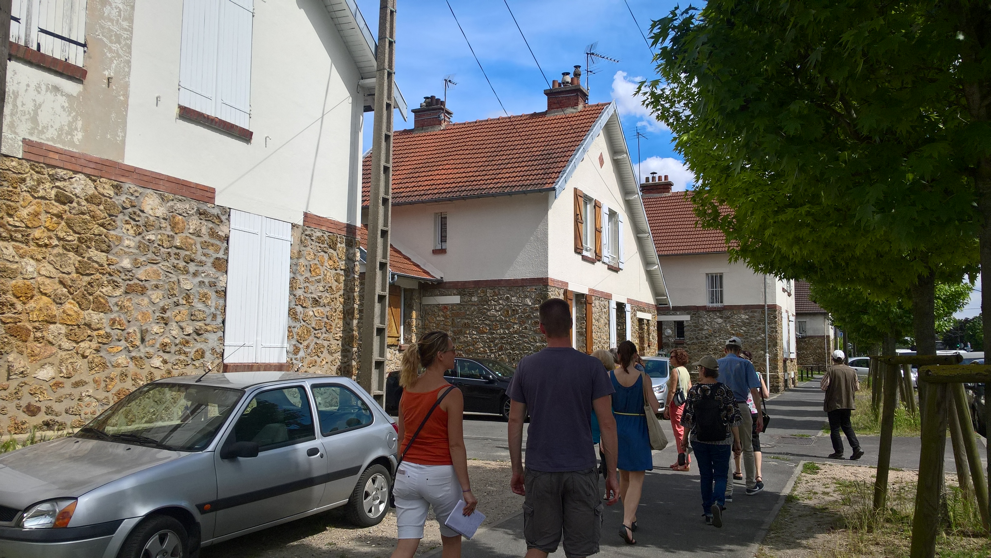 Les cités-jardins du Val-Notre-Dame en trottinette