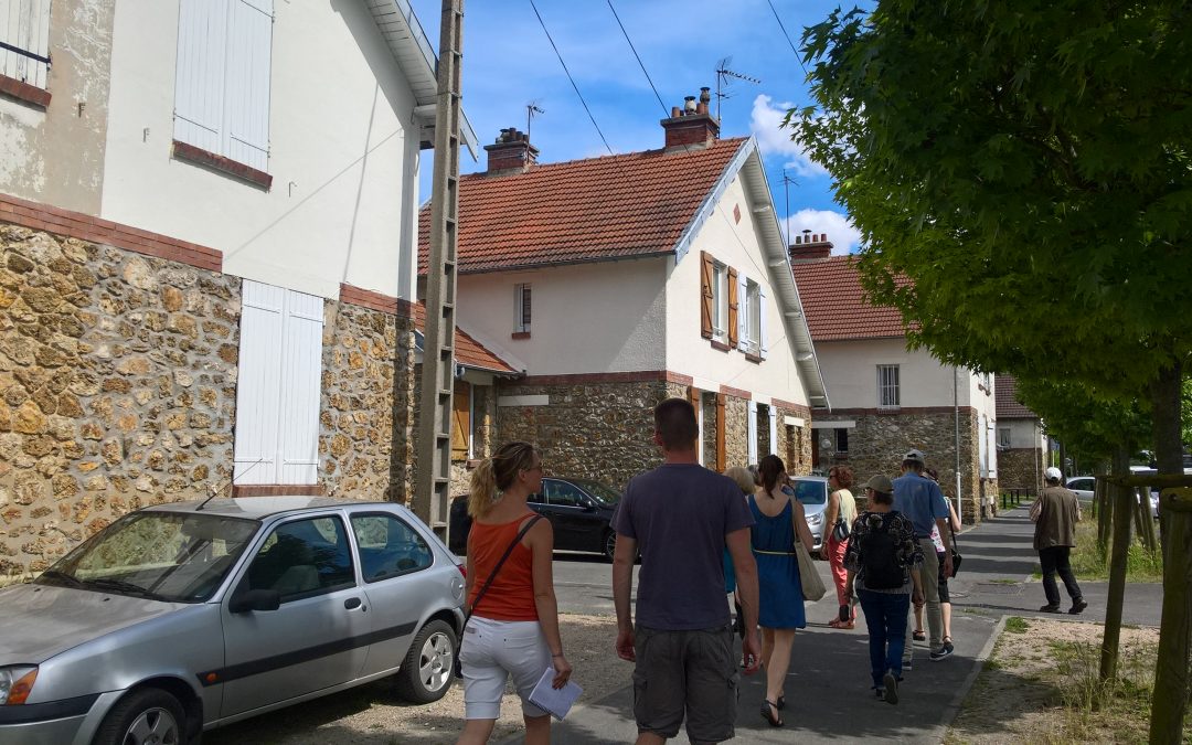 Les cités-jardins du Val-Notre-Dame en trottinette